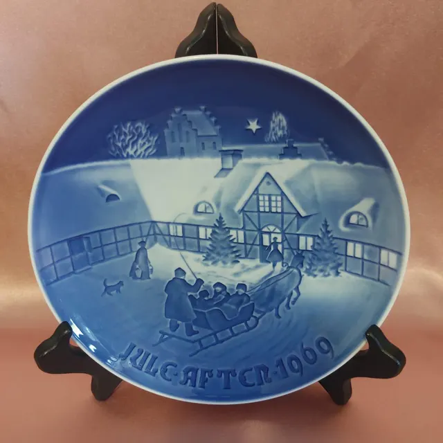 Vintage 1969 Christmas Plate